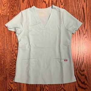 Wear Figs Women's Fresh Aqua Casma™ - Three-Pocket Scrub Top - S / Fresh Aqua